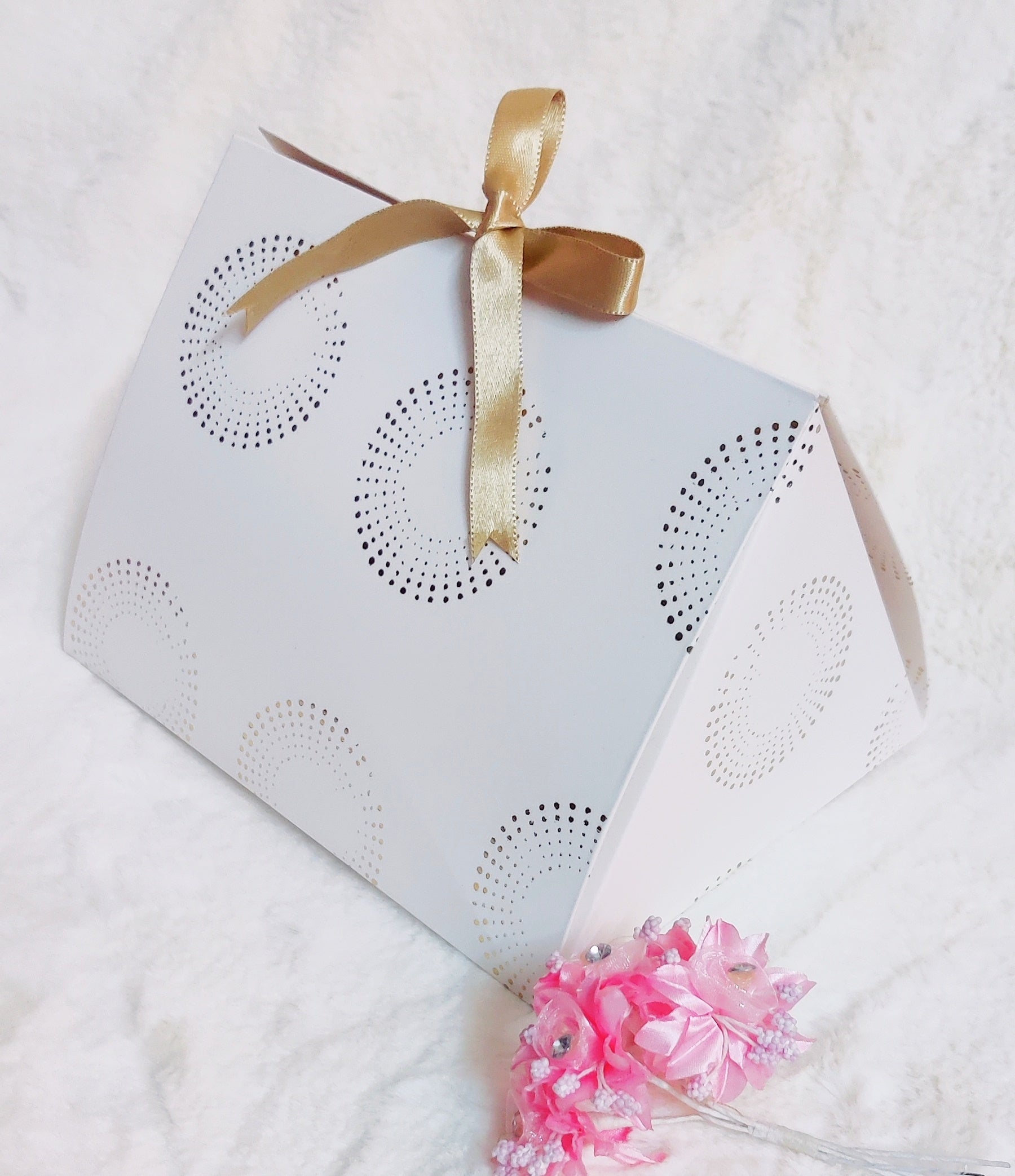 Triangular Treat box - white (3-4 small products)