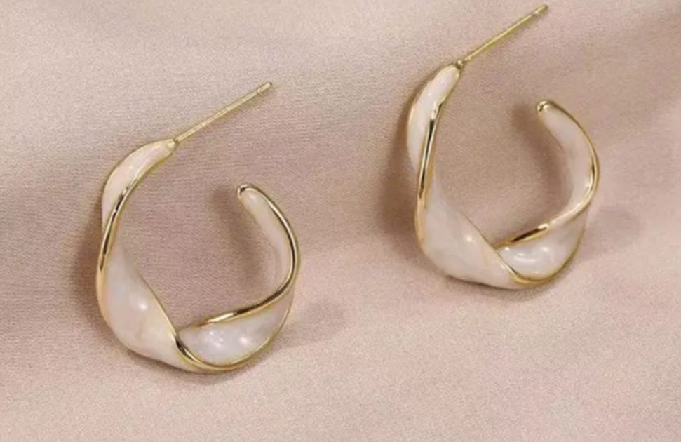 Twisted Hoops - Cream/Lavender
