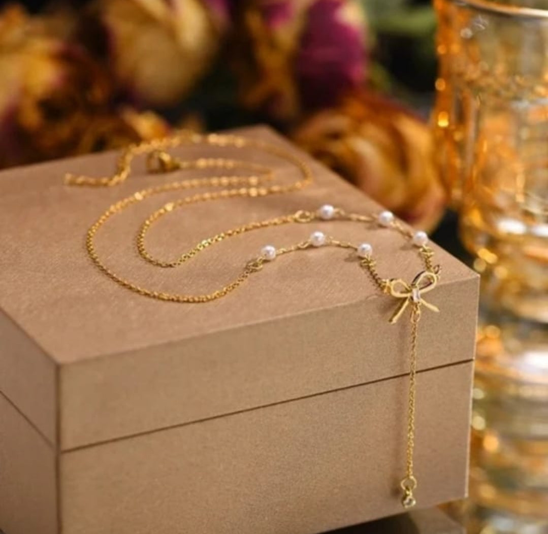 Golden bow necklace