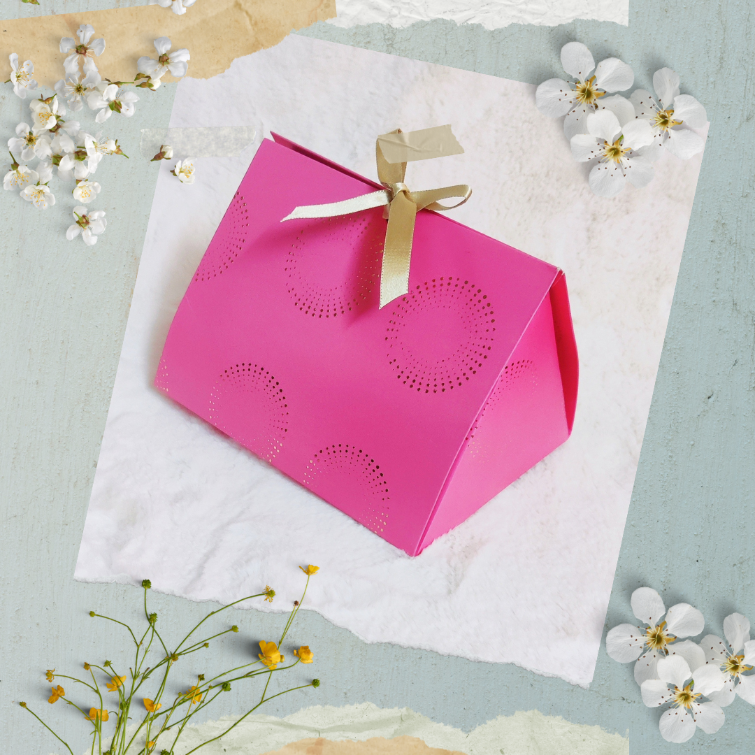 Triangular Treat box - pink (3-4 small products)